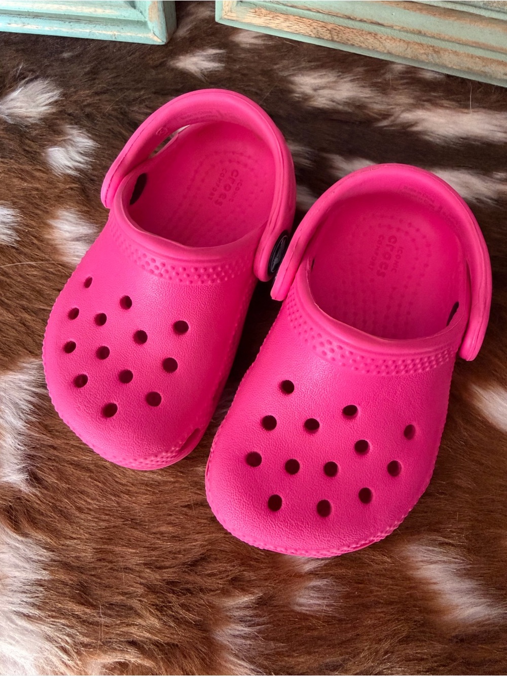 CROCS Kids Classic Clog in Bright Pink